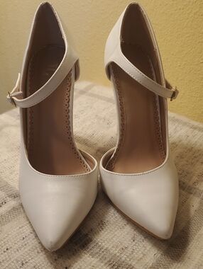 Classic Women's White Pointed-Toe Mary Jane Pumps Sz 8.5